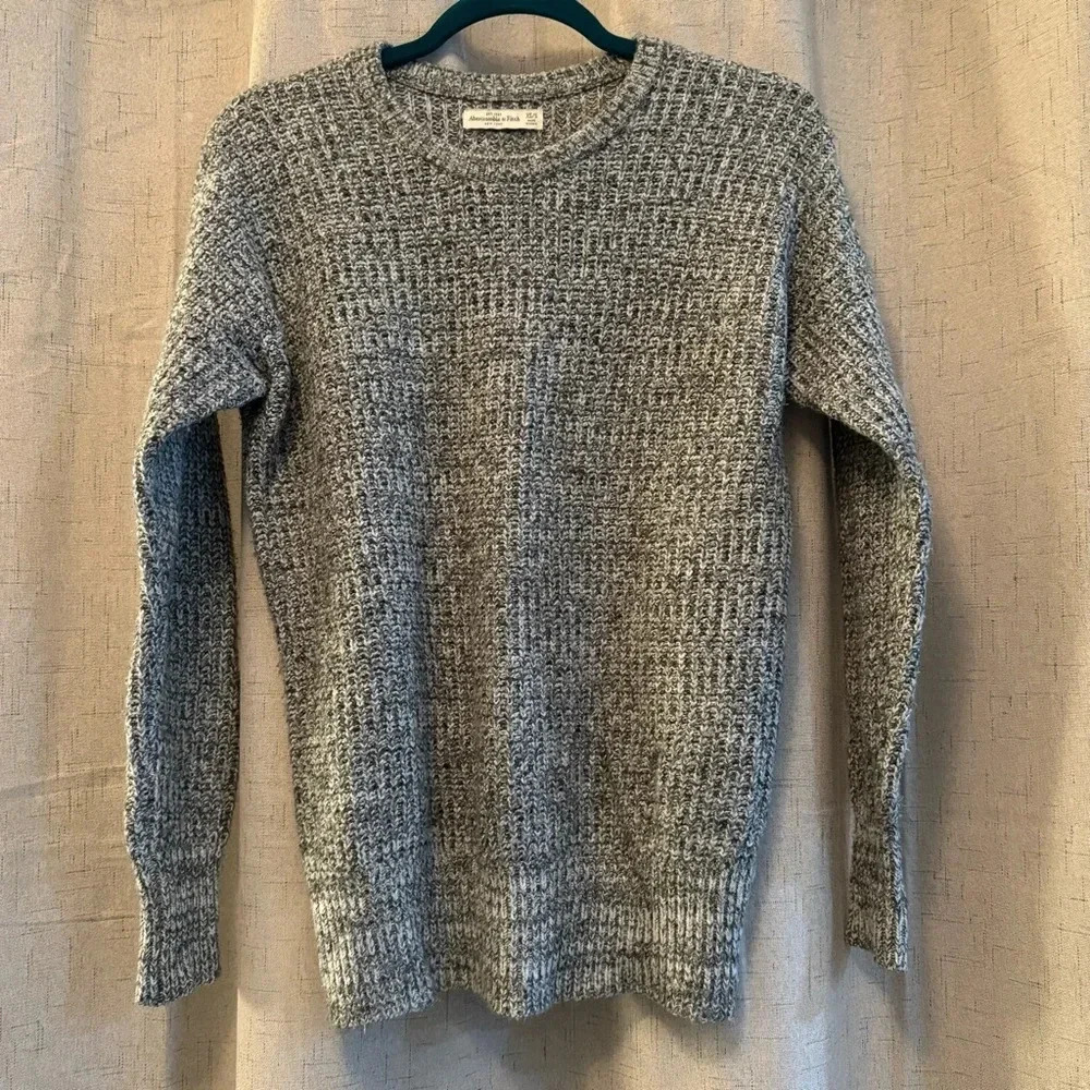Abercrombie & Fitch Gray and White Marled Crew Neck Sweater. Junior Size XS.